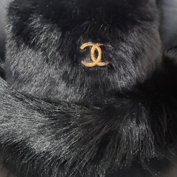 WOMEN'S CHANEL BLACK FAUX FUR BUCKET HAT ONE SIZE EXCELLENT PREOWNED LIKE NEW - Picture 2 of 5